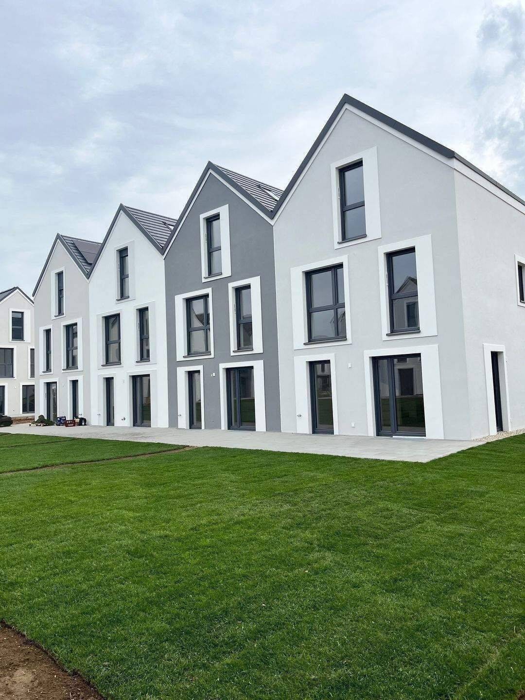 Ideal für Familien! Neubau-Reiheneckhaus mit EBK in Köfering, 93096 Köfering