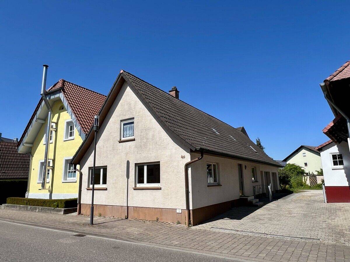 Renovierungsbedürftiges Einfamilienhaus mit Ausbaureserve & zwei Garagen in Steinmauern!, 76479 Steinmauern