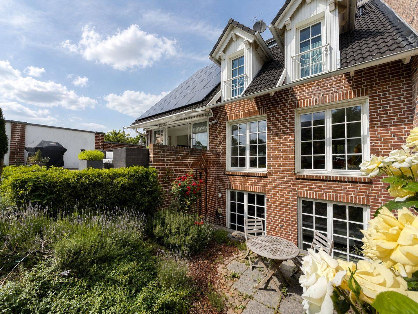 Familienhaus in Rheinnähe in begehrter Siedlung von Lörick mit separater Einheit, 40547 Düsseldorf (Lörick Niederkassel Oberkassel)