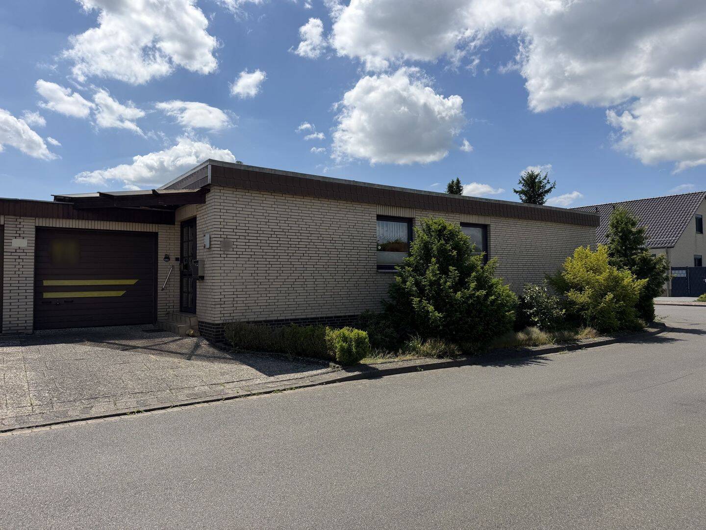 Wohnen auf einer Ebene – Familienfreundlicher Bungalow mit Sauna, Glasfaser und überdachter Terrasse, 38448 Wolfsburg