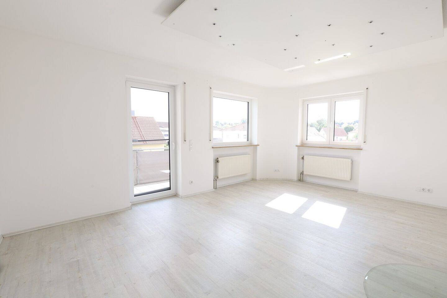Gepflegte Wohnung – Garage inklusive – Balkon und Kaminofen, 89331 Burgau