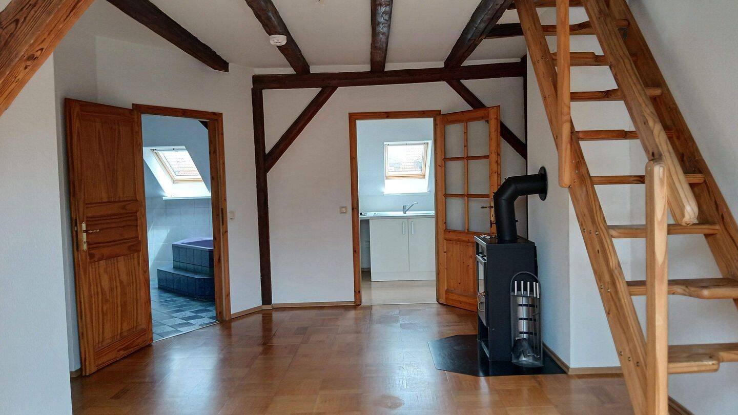 Süße Dachgeschosswohnung + Bad mit Wanne und Dusche, 99092 Erfurt