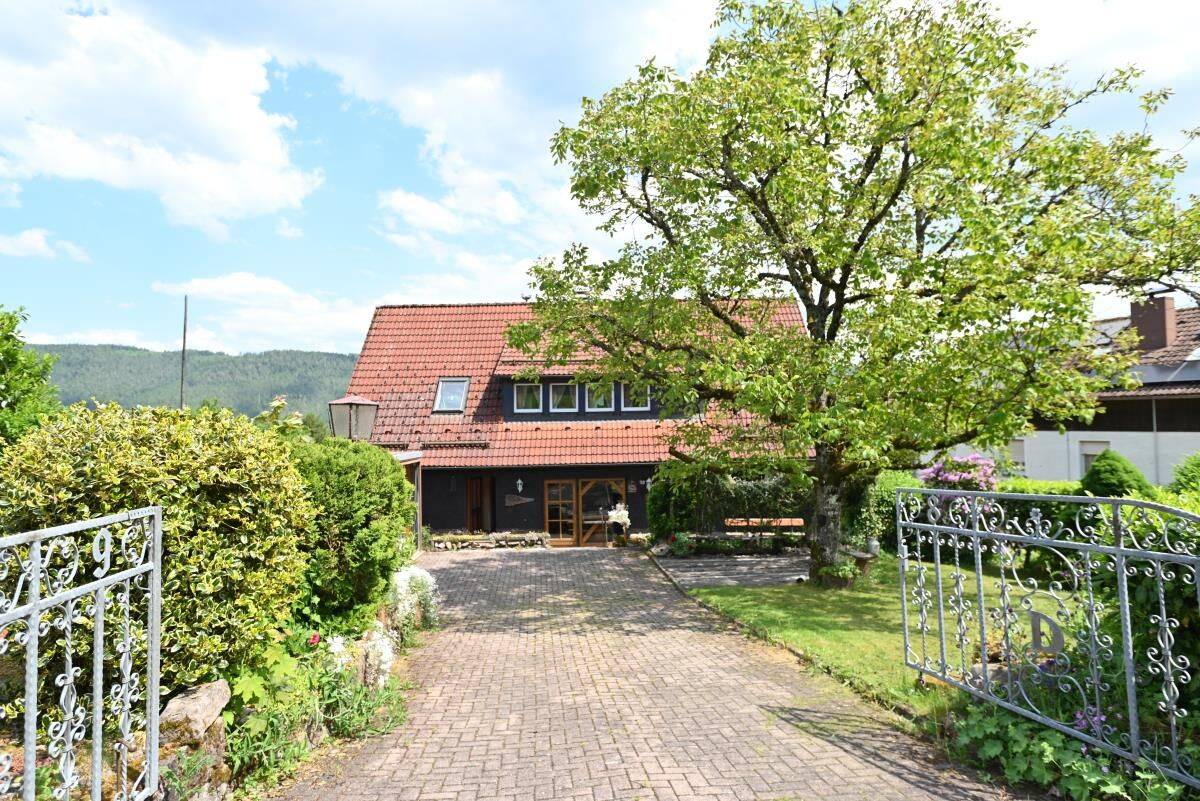 Charmantes Zweifamilienhaus mit Potenzial in idyllischer Aussichtslage, 72270 Baiersbronn