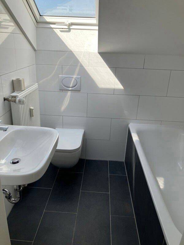 Helle 1,5 Zimmer-Dachgeschosswohnung, 60388 Frankfurt am Main (Bergen-Enkheim Seckbach)