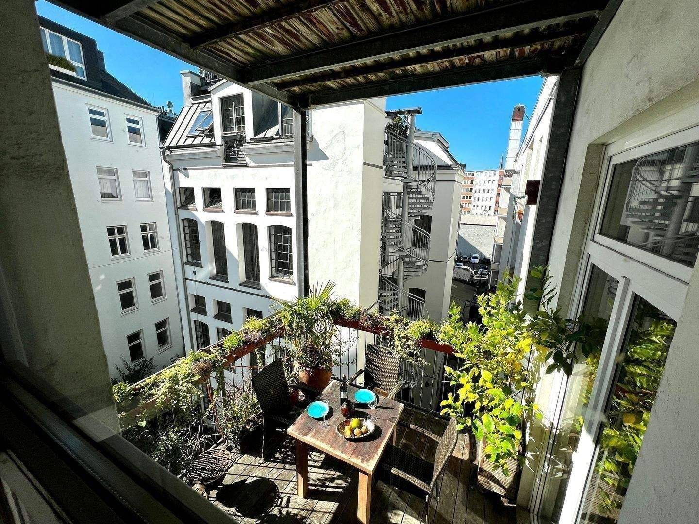 wunderschöne und freie 5 Zi.-Altbauwohnung in St. Georg mit 2 Balkonen (126 m²) zu verkaufen, 20099 Hamburg (Mitte Hamburg-Altstadt Sankt Georg)