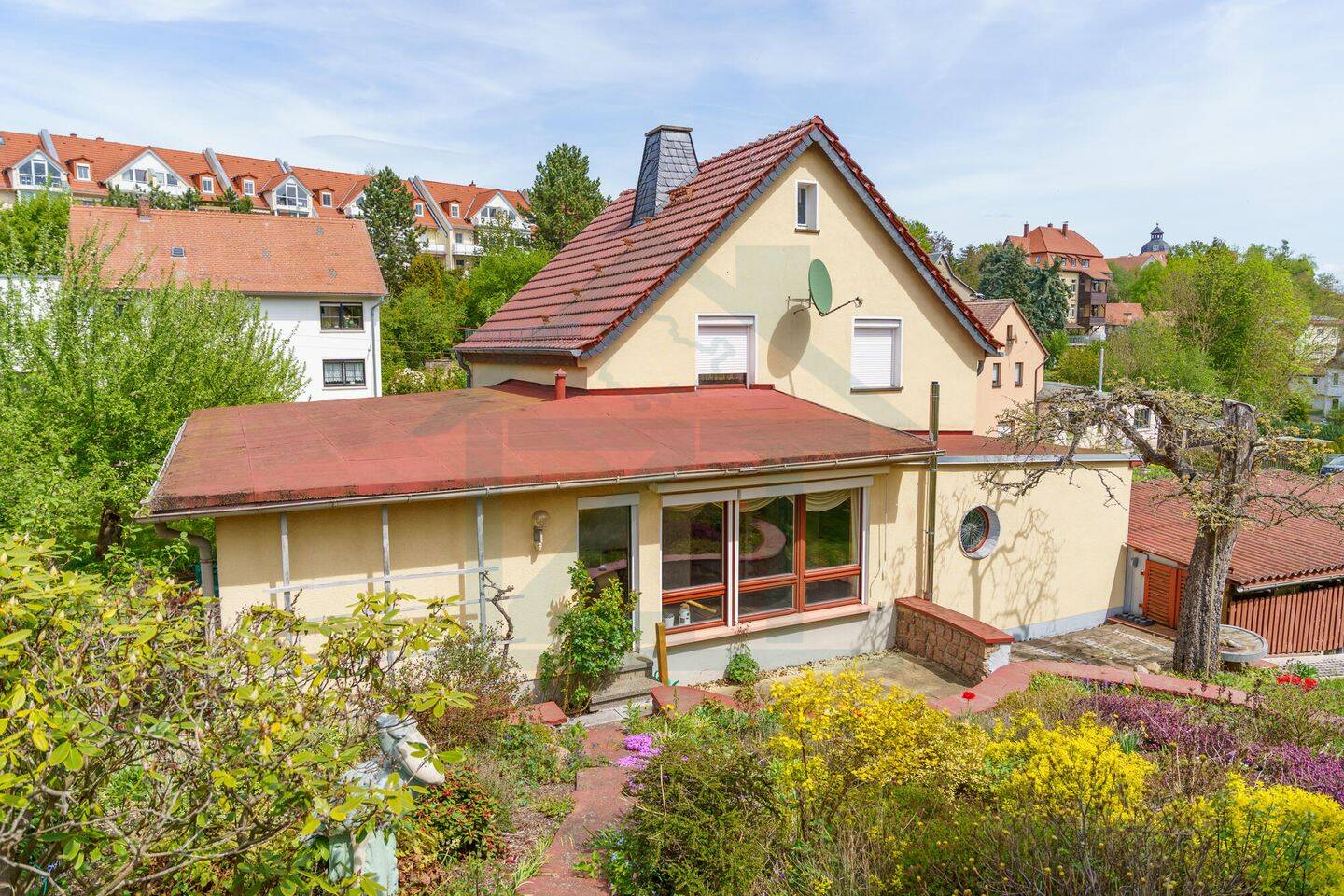Einfamilienhaus mit Werkstatt, 3 Garagen und 1.755 m² großem Garten in Eisenberg, 7607 Eisenberg