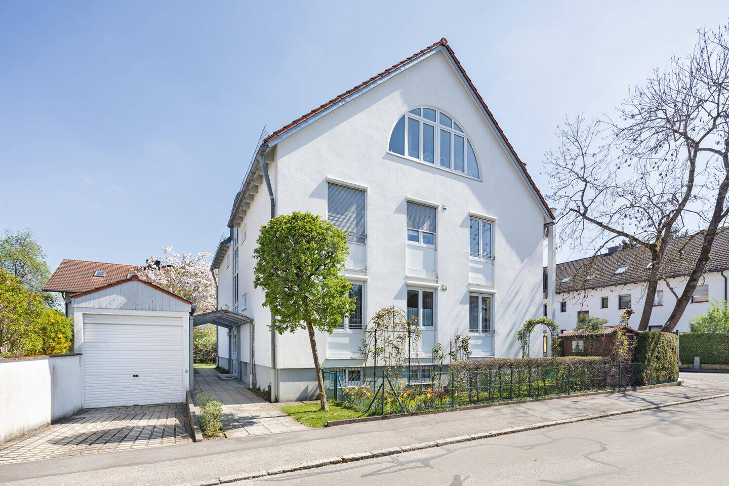 Sonnendurchflutete Dachgeschosswohnung mit Balkon in bezugsfreiem Zustand, 81825 München (Berg am Laim Trudering-Riem)