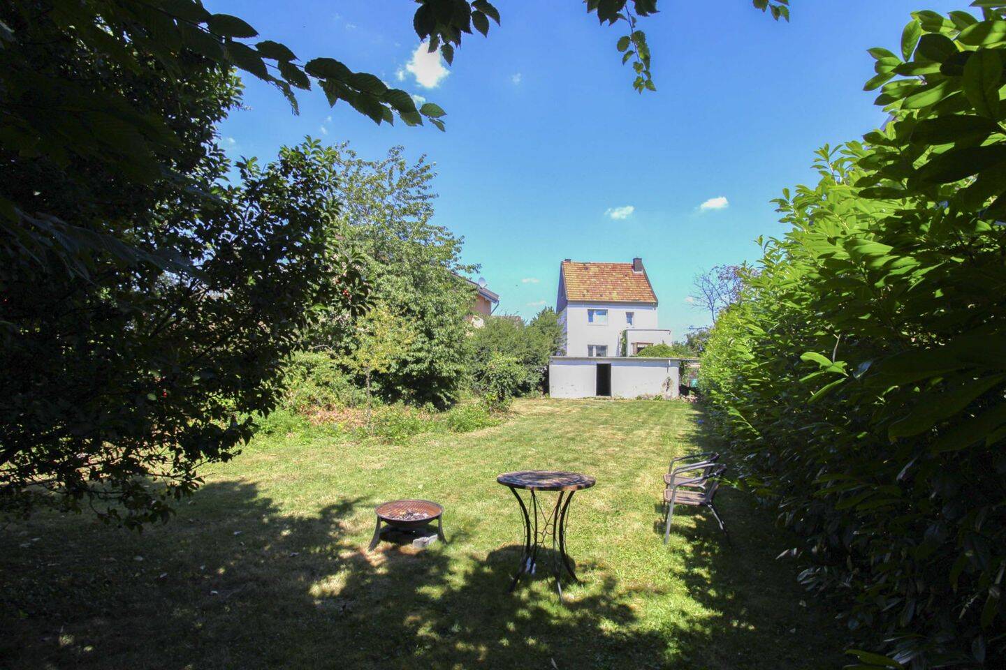 Frei stehendes Einfamilienhaus mit Garten und Garage in Heinsberg, 52525 Heinsberg