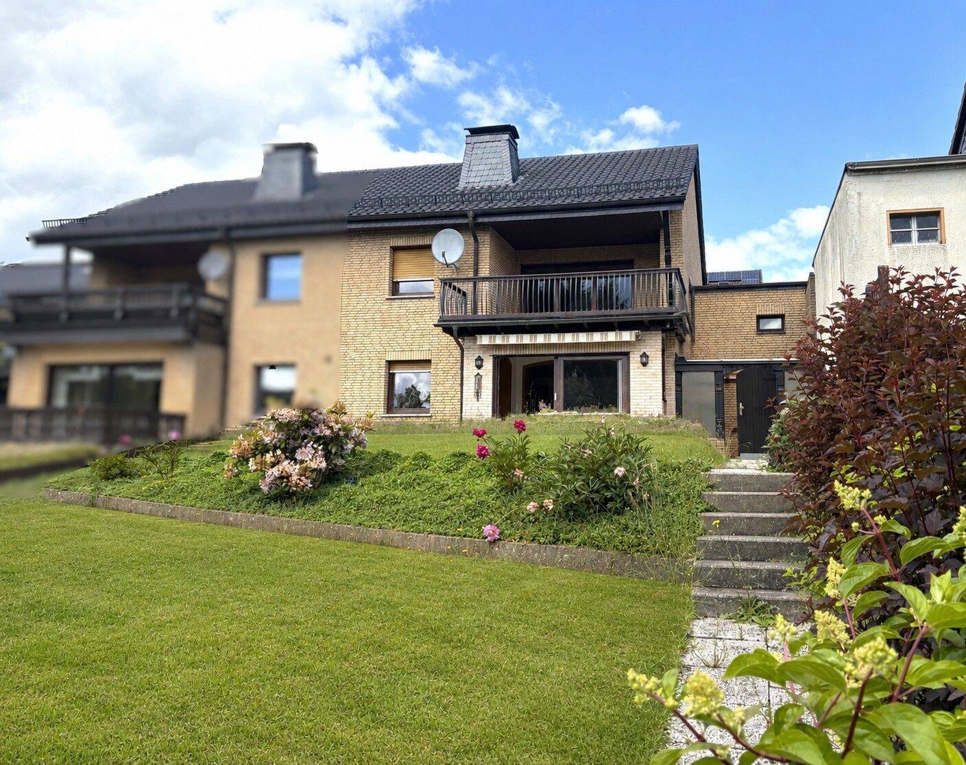 Massive Doppelhaushälfte mit Südgarten, Balkon und Garage in ruhiger Lage von Morsbach-Lichtenberg!, 51597 Morsbach
