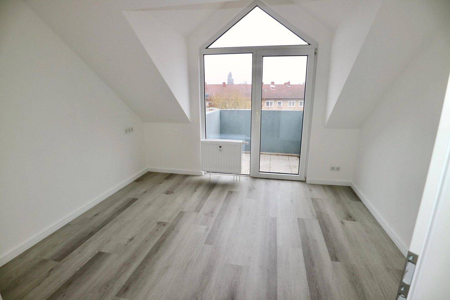Helle 2-Zimmer-Dachgeschosswohnung mit Balkon, Einbauküche und 2 Stellplätzen in Eisenberg, 67304 Eisenberg (Pfalz)