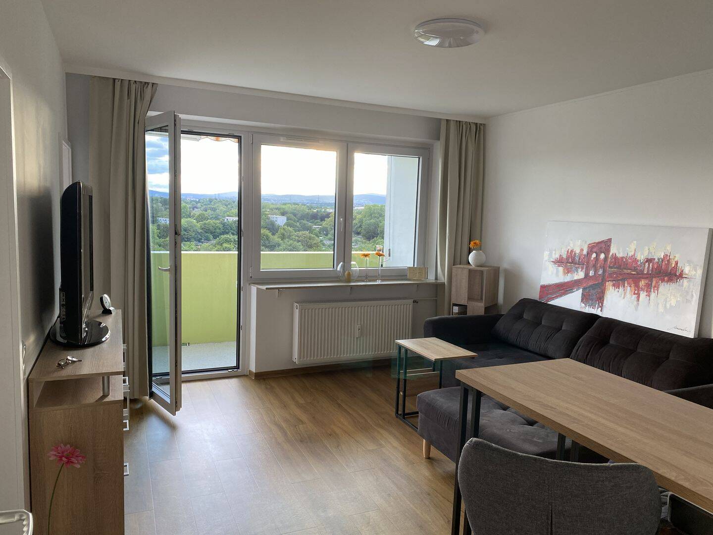 Möblierte 2-Zimmer-Wohnung in Frankfurt-Hausen mit Skylineblick und Westbalkon, 60488 Frankfurt am Main (Hausen Praunheim Rödelheim)