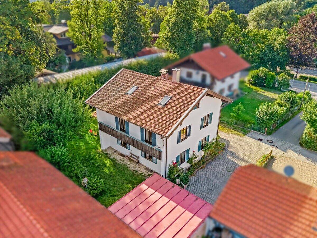 Viel Platz & Potenzial in Frasdorf: Zweifamilienhaus auf 718 m² Grund mit 3 Garagen, 83112 Frasdorf