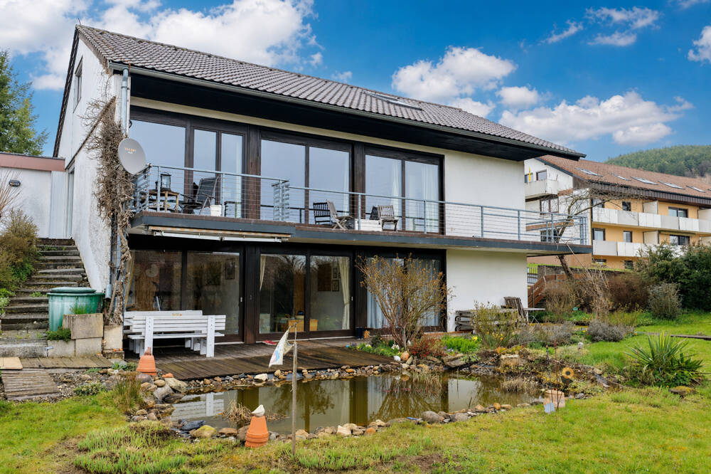 Alleinstehendes Einfamilienhaus mit Einliegerwohnung und Doppelgarage in Massivbauweise, 95326 Kulmbach