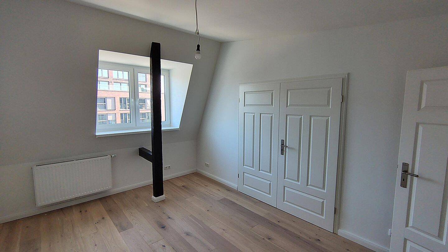 Erstvermietung nach umfassender Modernisierung: Dachgeschosswohnung mit Loggia, EBK und modernem Bad, 22767 Hamburg (Altona Altona-Altstadt Ottensen Sankt Pauli Sternschanze)