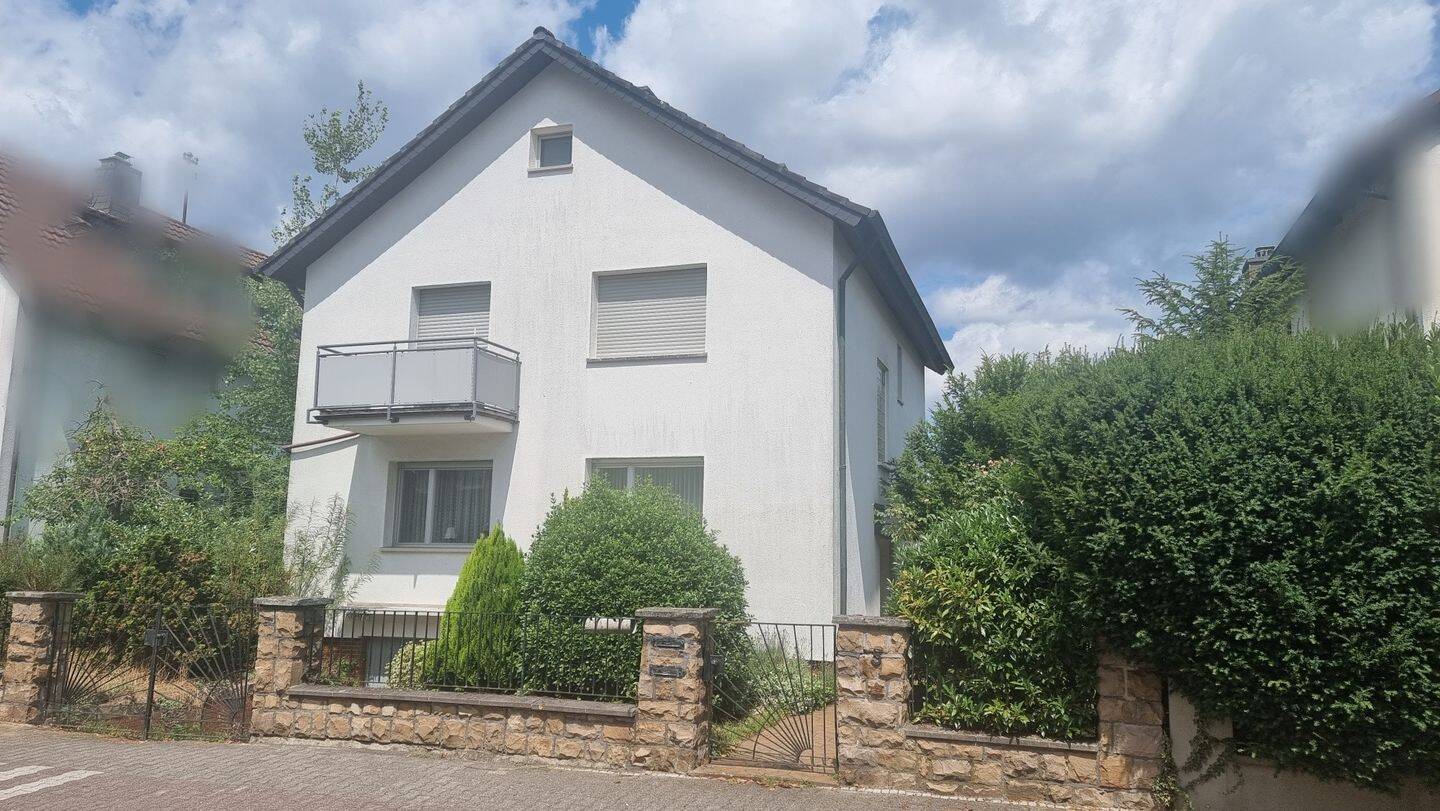 Viel Platz, viel Potenzial – Charmantes Einfamilienhaus der 50er Jahre in bester Wohnlage von Dreieich-Sprendlingen, 63303 Dreieich