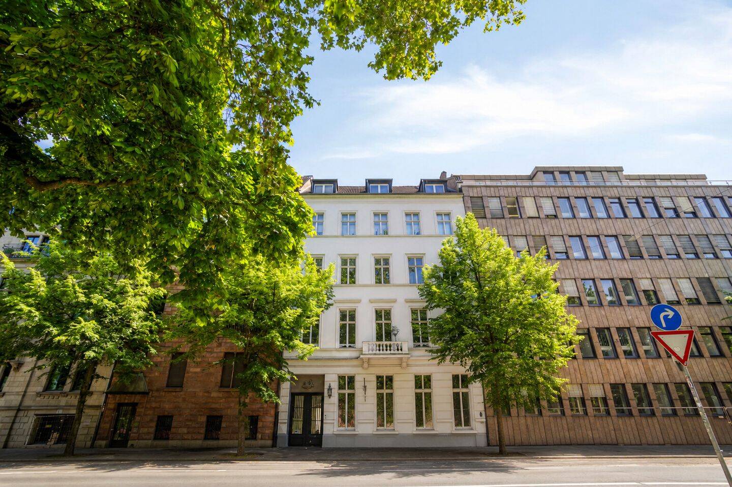 Luxuriöse sanierte Altbauwohnung in Bestlage – Mit Dachterrasse, Stellplatz und Blick ins Grüne, 40217 Düsseldorf (Friedrichstadt Unterbilk)
