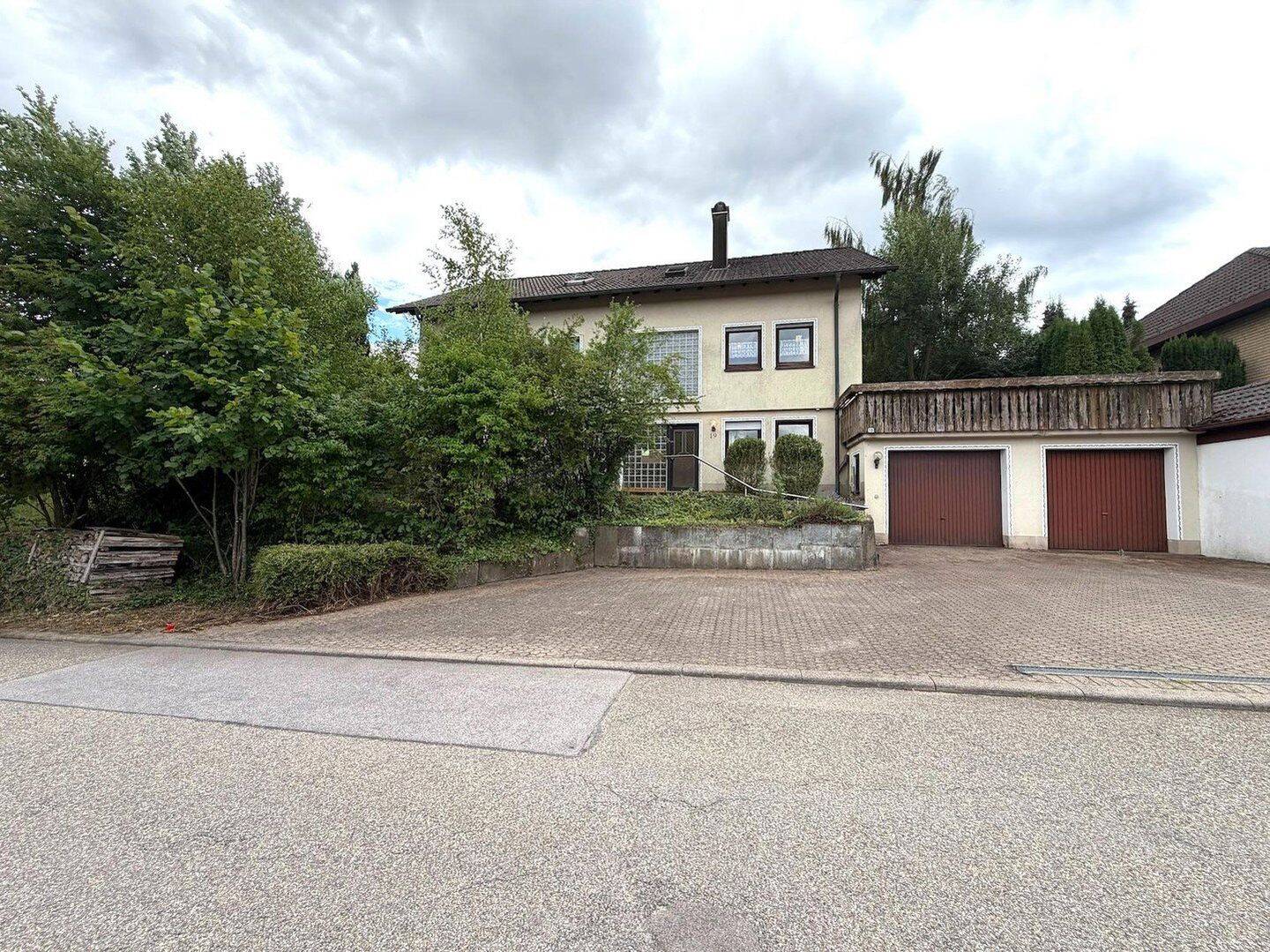 Großes, schönes Zweifamilienhaus * in Loßburg-Betzweiler, 72290 Loßburg