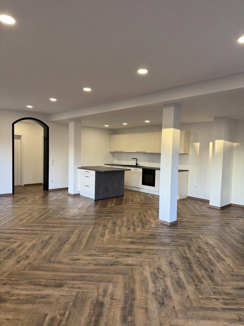 Helle 4-Zimmer Wohnung mit großem Balkon, Garten und Kamin, 72511 Bingen
