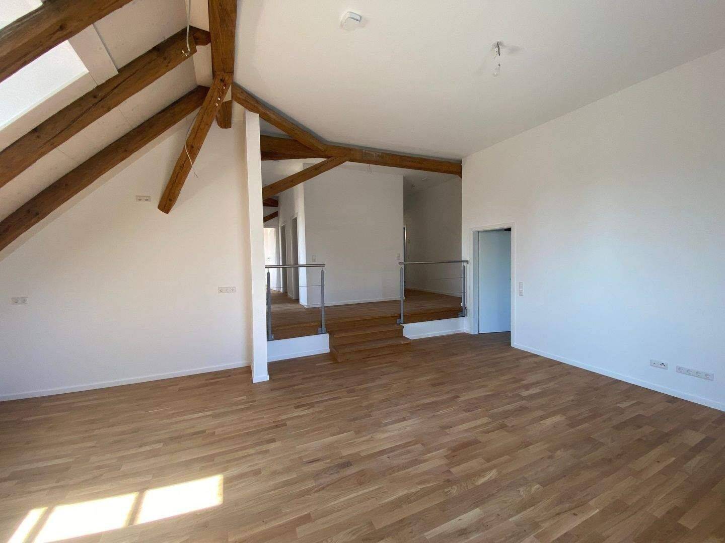 Schmuckstück: Erstbezug in 4-Zimmer Dachgeschoss Wohnung, 78247 Hilzingen