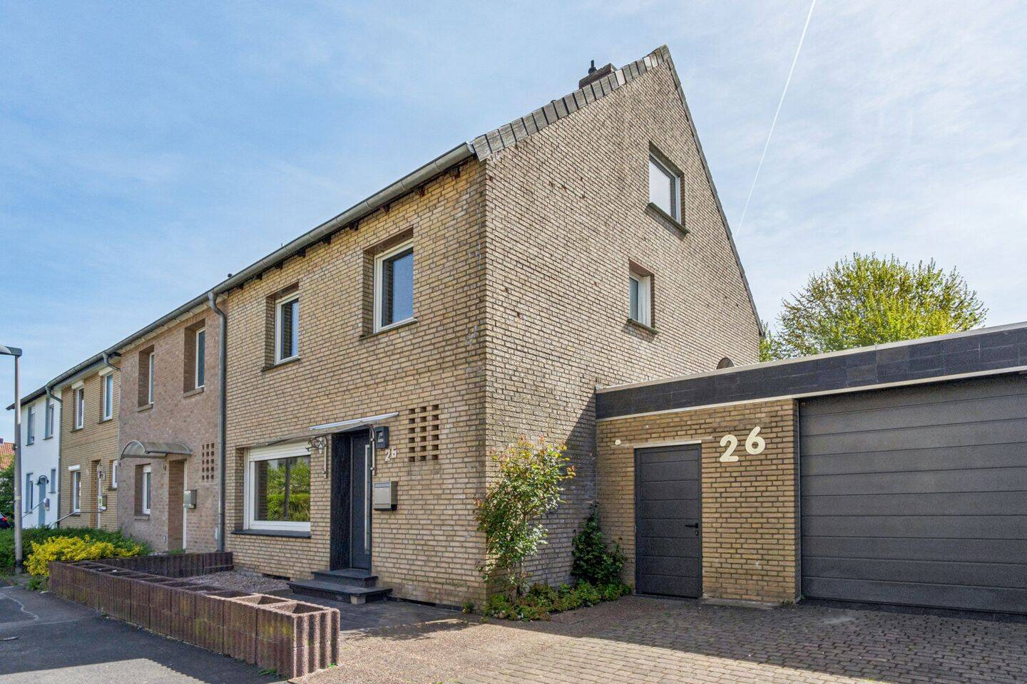 Reihenendhaus mit großem Grundstück, Pool und wohnmobilgeeigneter Doppelgarage, 48431 Rheine