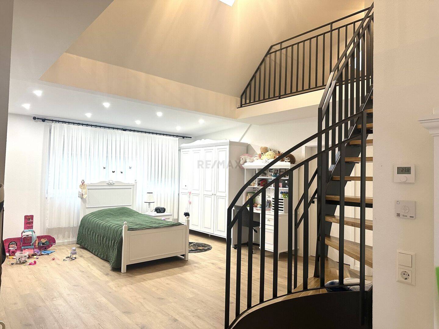 WOW! Stilvoll sanierte Dachgeschosswohnung mit Balkon & moderner Energietechnik, 70435 Stuttgart (Stammheim Zuffenhausen)