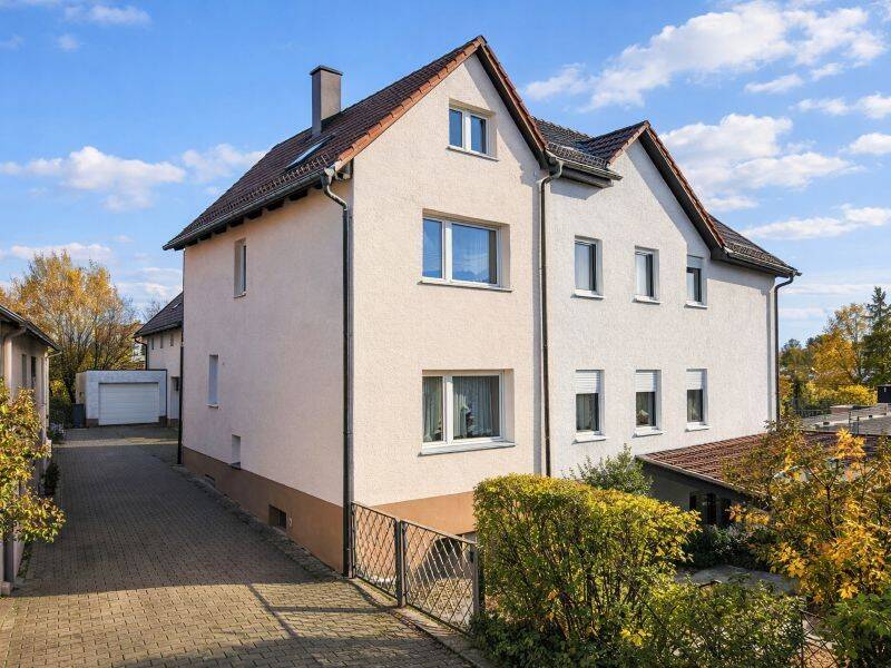 Haus zum Wohnungspreis – Sofort freies Eckhaus mit kleinem Gärtchen, 72555 Metzingen