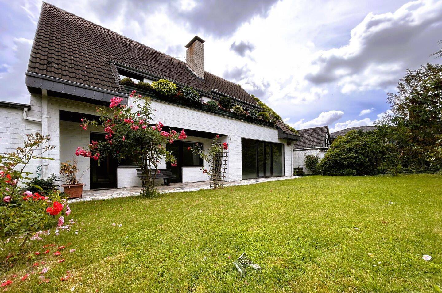 Wohnung im Zweifamilienhaus mit Garten und viel Potenzial!, 40670 Meerbusch