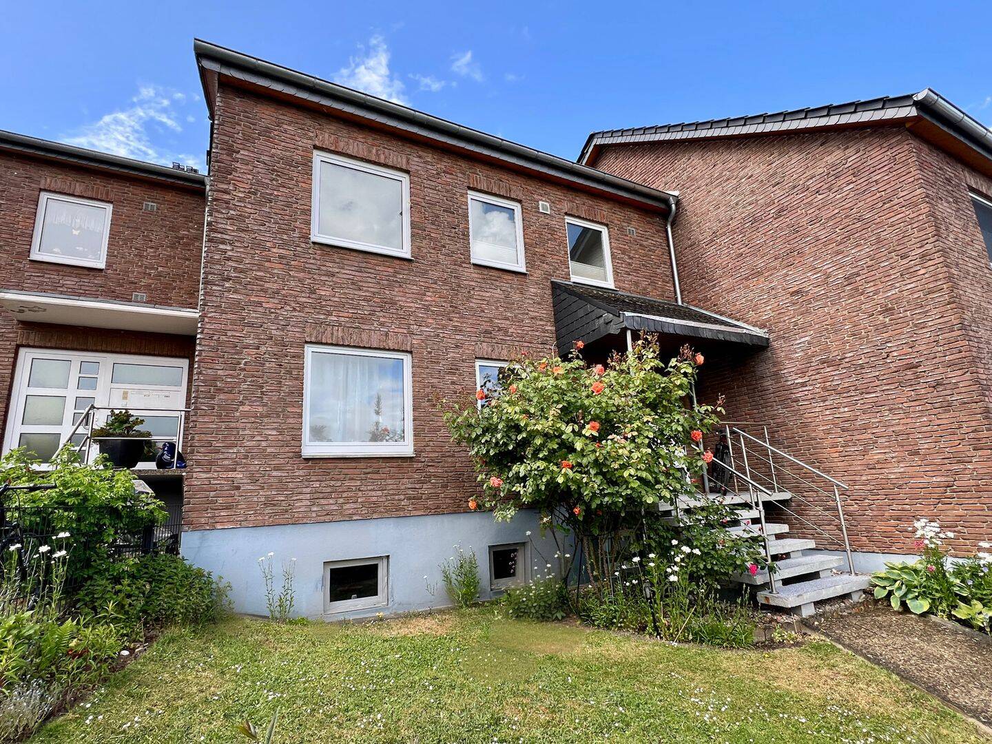 Wohnen & Vermieten unter einem Dach – Zweifamilienhaus mit 2 Eigentumswohnungen und Garagen, 30890 Barsinghausen