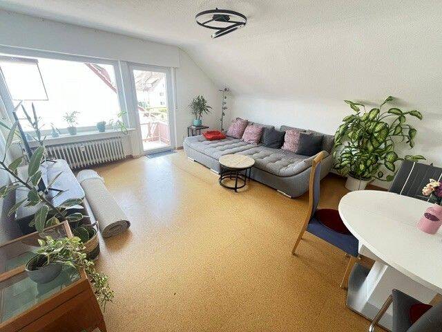 Stuttgart-Möhringen: Charmante 3-Zimmer DG Wohnung mit Balkon, 70567 Stuttgart (Möhringen)