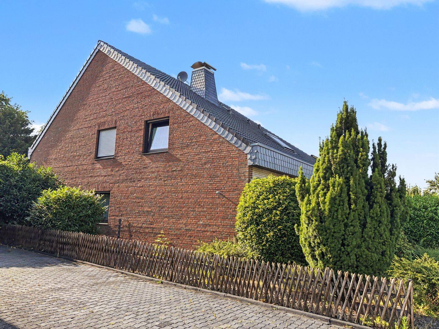 Ideal für Eigennutzer oder Mehrgenerationen – Zweifamilienhaus mit Potenzial in Neukirchen-Vluyn, 47506 Neukirchen-Vluyn