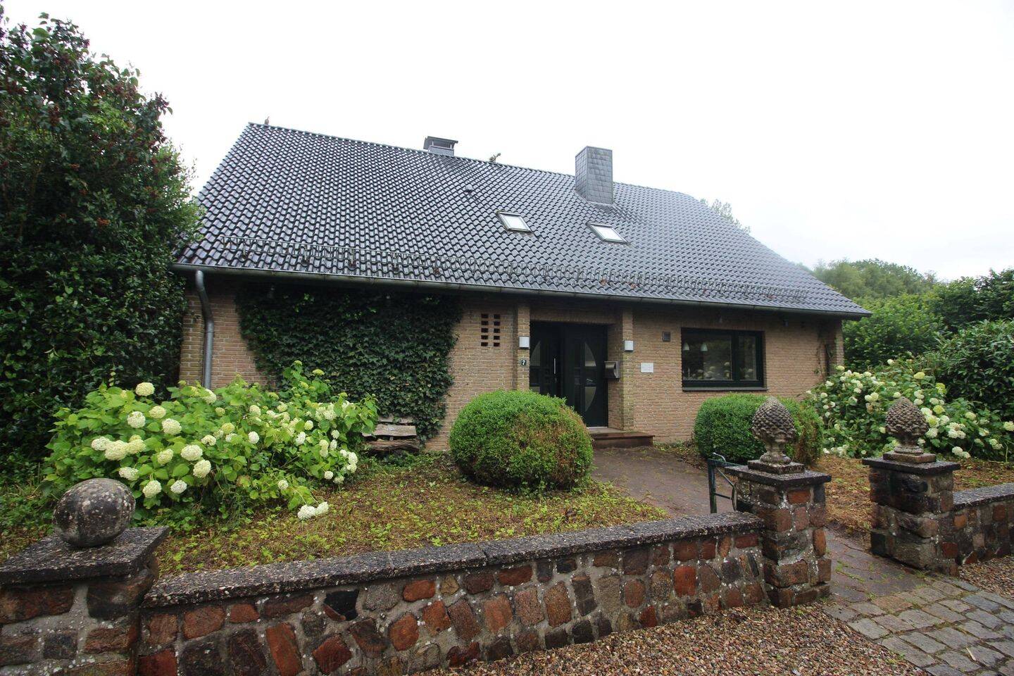 Großes Wohnhaus in Dorfrandlage mit Blick über Wiesen und Felder, 24861 Bergenhusen