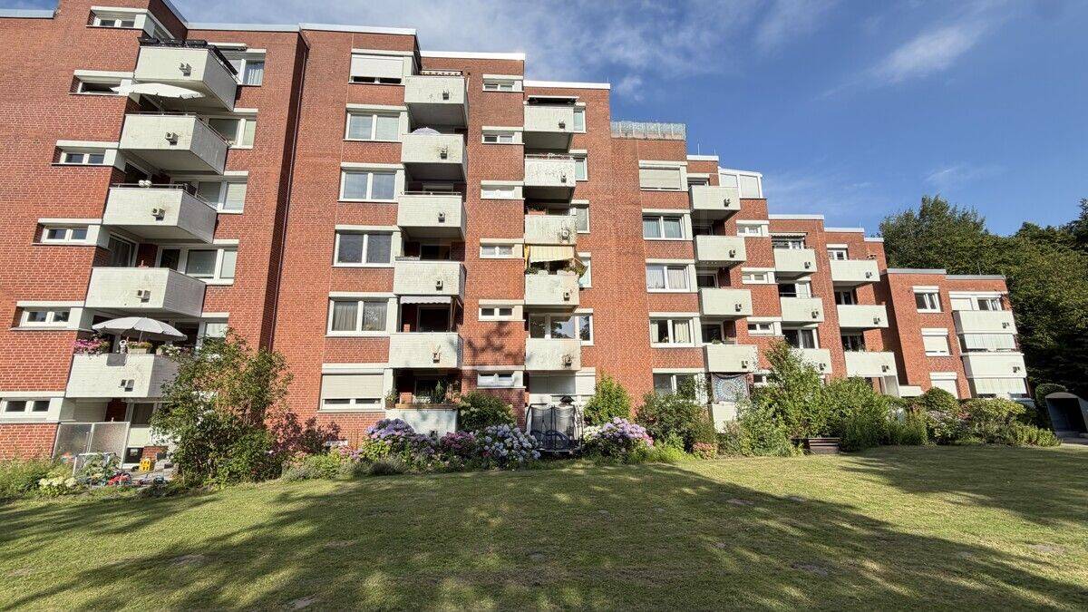 Großzügig geschnittene 4-Zimmerwohnung (2 2/2) mit Balkon im ersten Obergeschoss, 22525 Hamburg (Eimsbüttel Bahrenfeld Eidelstedt Lurup Stellingen)