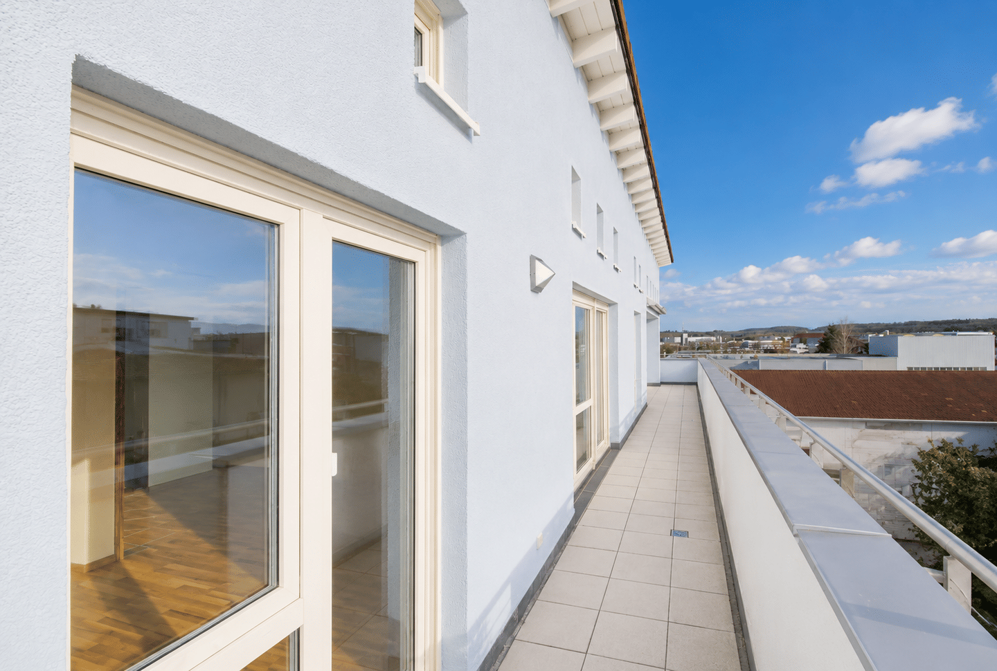 Lichtdurchflutete 4-Zimmer-Wohnung mit Penthouse-Charakter und umlaufender Terrasse, 71116 Gärtringen