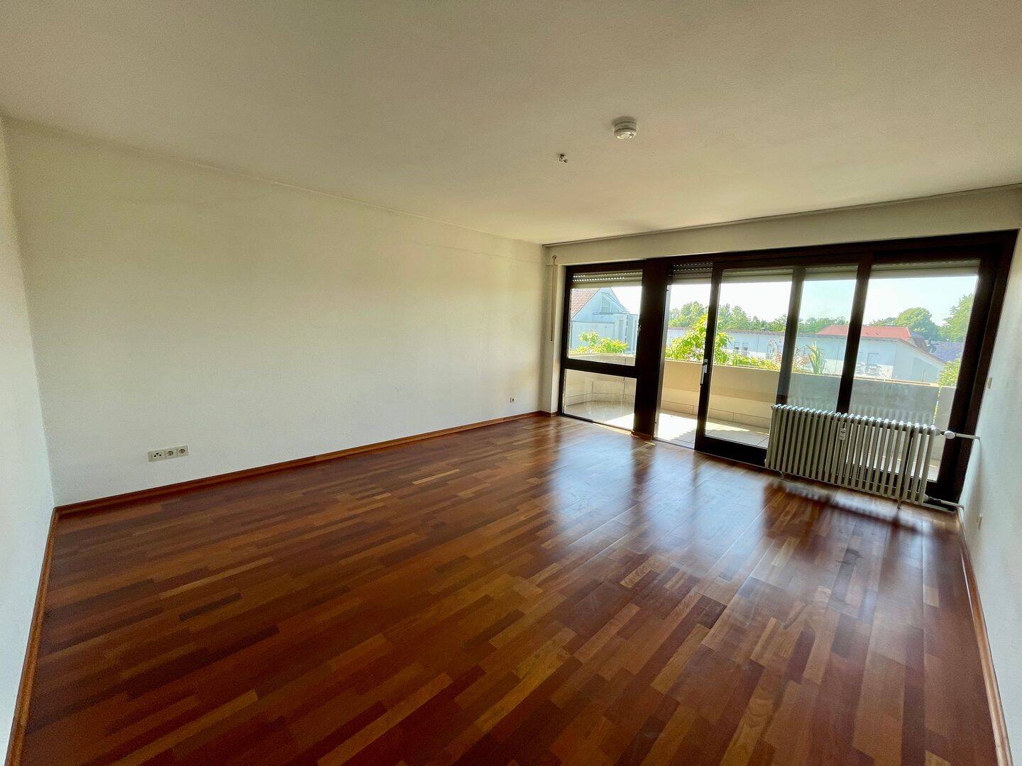 Gepflegte 2-Zimmer-Wohnung mit Balkon, Einbauküche und Tiefgaragenstellplatz, 77694 Kehl