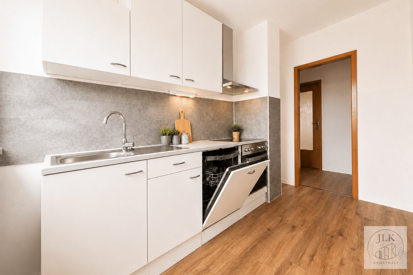 ERSTBEZUG NACH MODERNISIERUNG MIT NEUER EBK & PANORAMABLICK, 8371 Glauchau