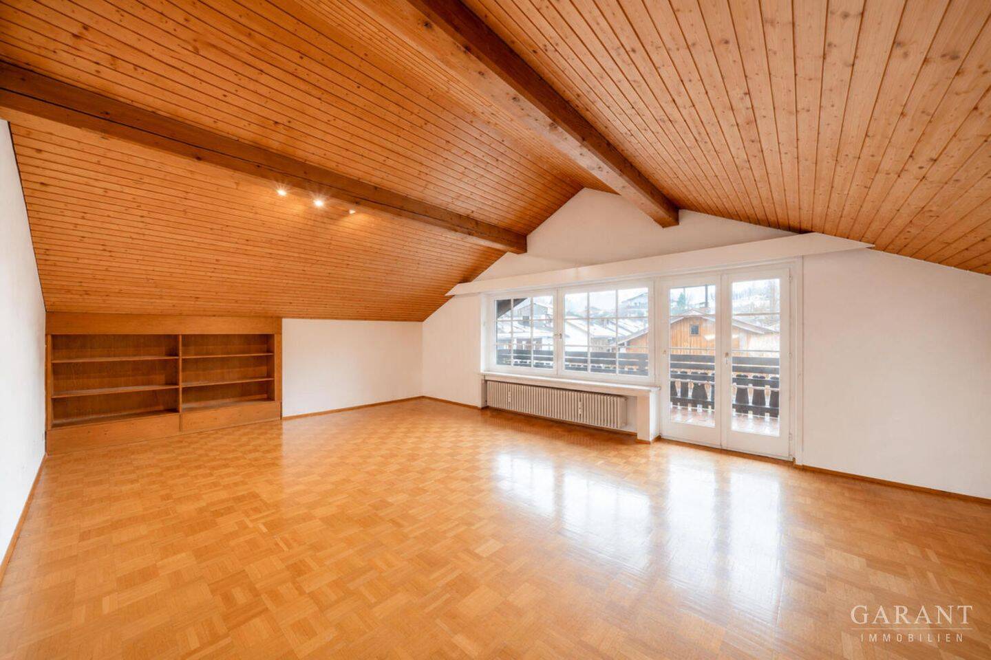 Ruhig wohnen vor den Toren von Bad Tölz – 2 Zimmer-Dachgeschoss-Wohnung mit Ost- und Westbalkon, 83646 Wackersberg