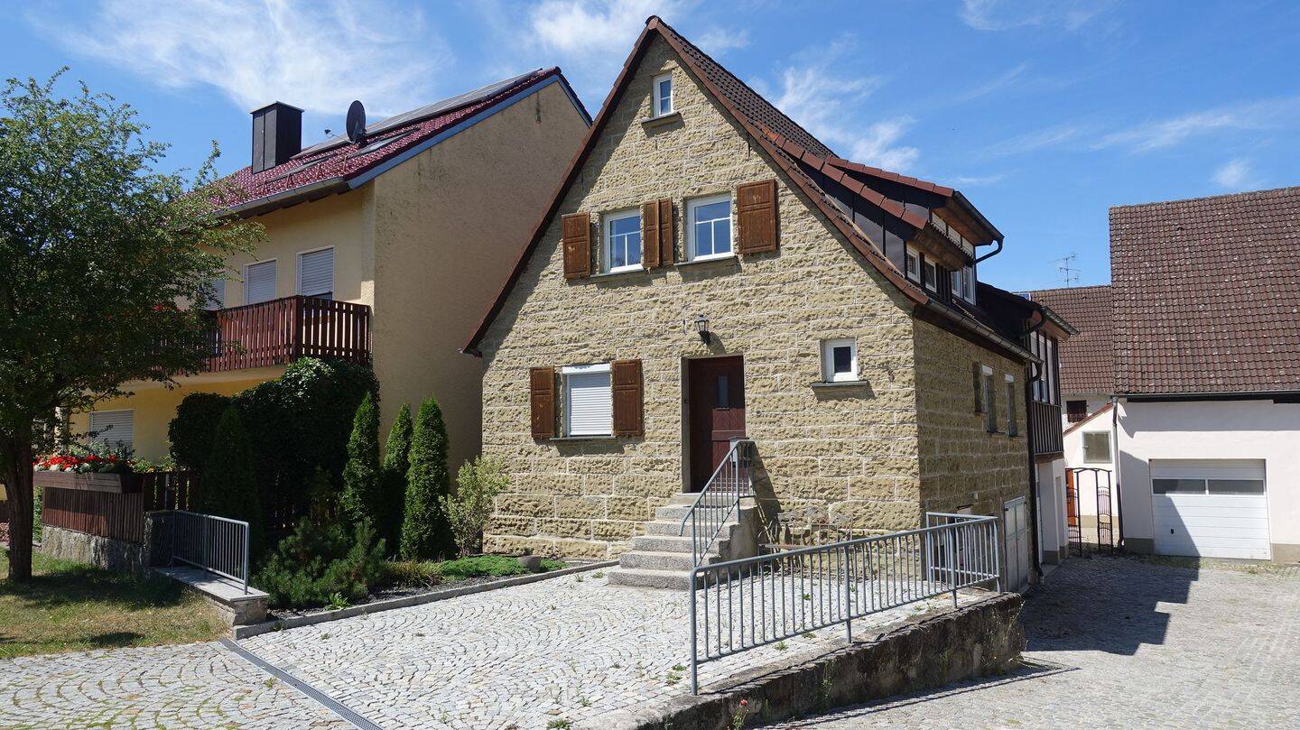Gemütliches Einfamilienhaus mit Garten und großer Garage zu vermieten in Baudenbach, 91460 Baudenbach