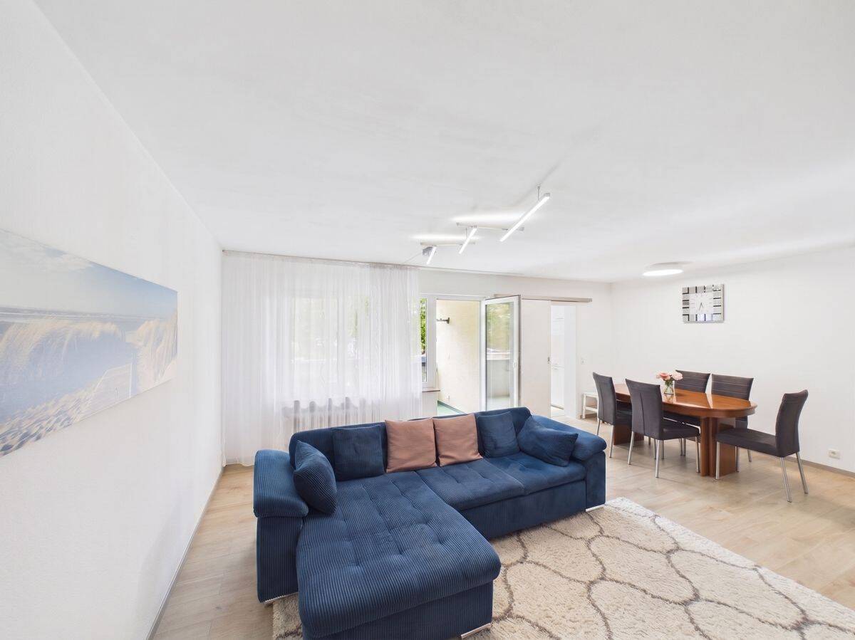 Frei zum Selbstbezug! Renovierte 2 Zimmer, überdachter Balkon, EBK, sep. WC, TG-Platz, Aufzug, 74321 Bietigheim-Bissingen