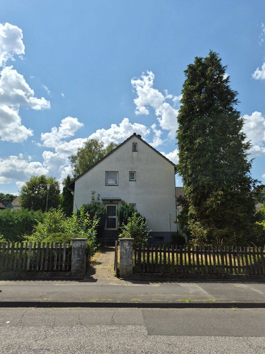 Freistehendes Ein- bis Zweifamilienhaus mit großzügigem Eckgrundstück in Rösrath, 51503 Rösrath