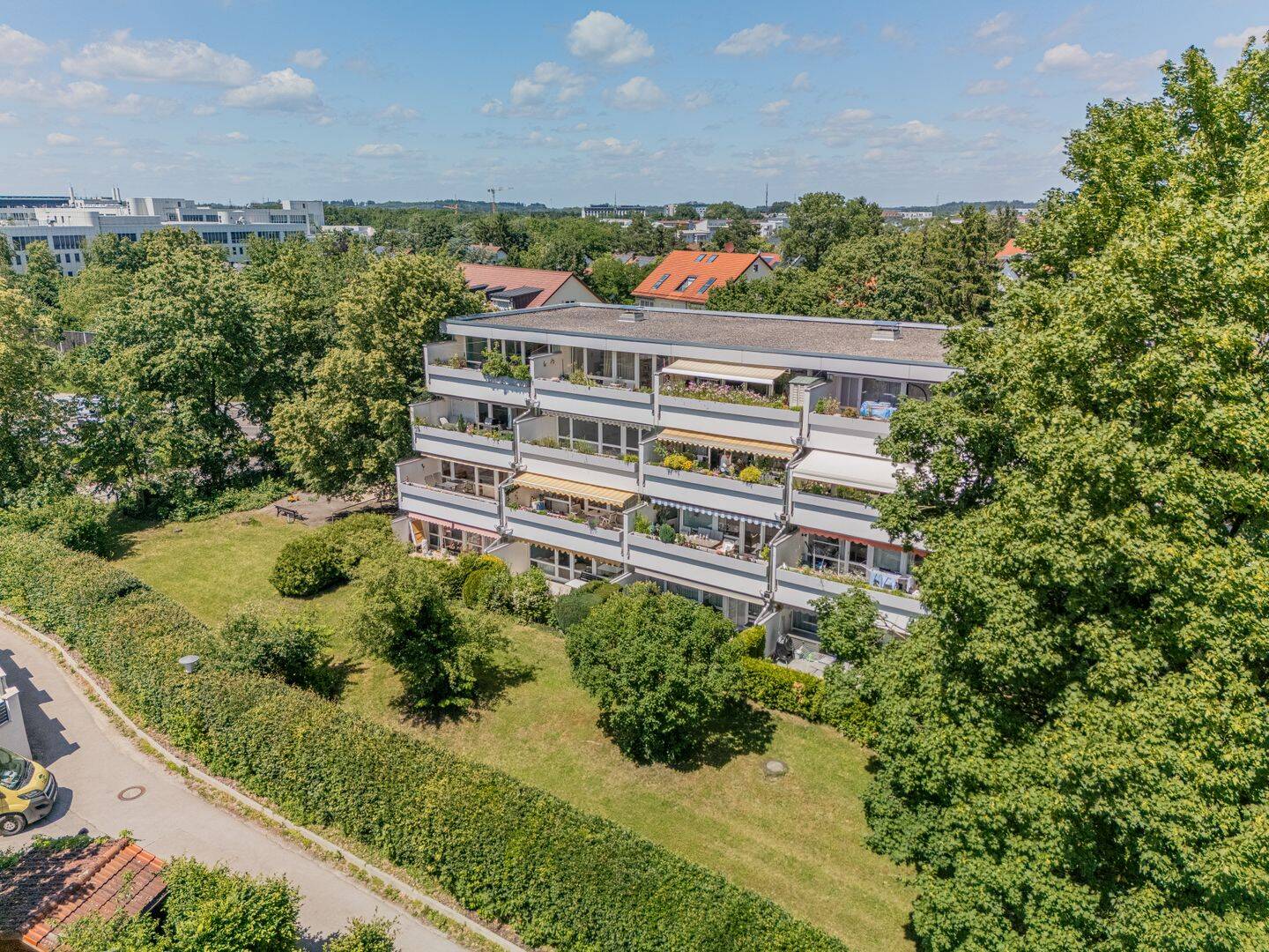 Verkauf gegen Gebot – großzügige 2-Zimmer-Wohnung mit 15 m² Dachterrasse -renovierungsbedürftig-, 85716 Unterschleißheim