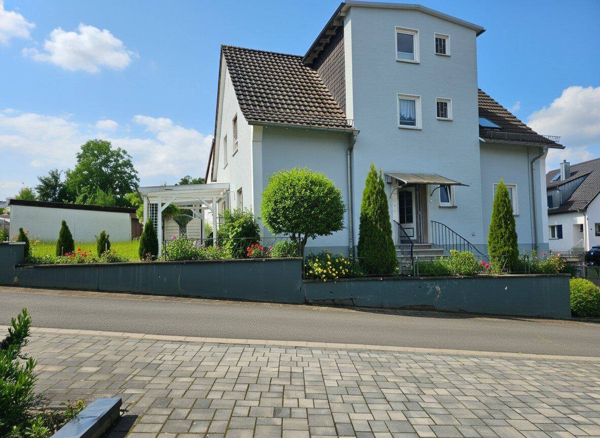 Zweifamilienhaus mit Potenzial – zentral in der Kurstadt, 64732 Bad König