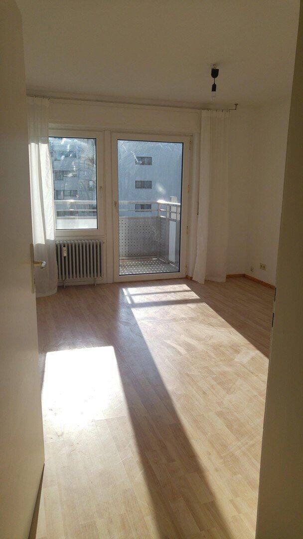 2 Zi-Südbalkon Wohnung. WG geeignet Lehenviertel, 70180 Stuttgart (Mitte Süd)