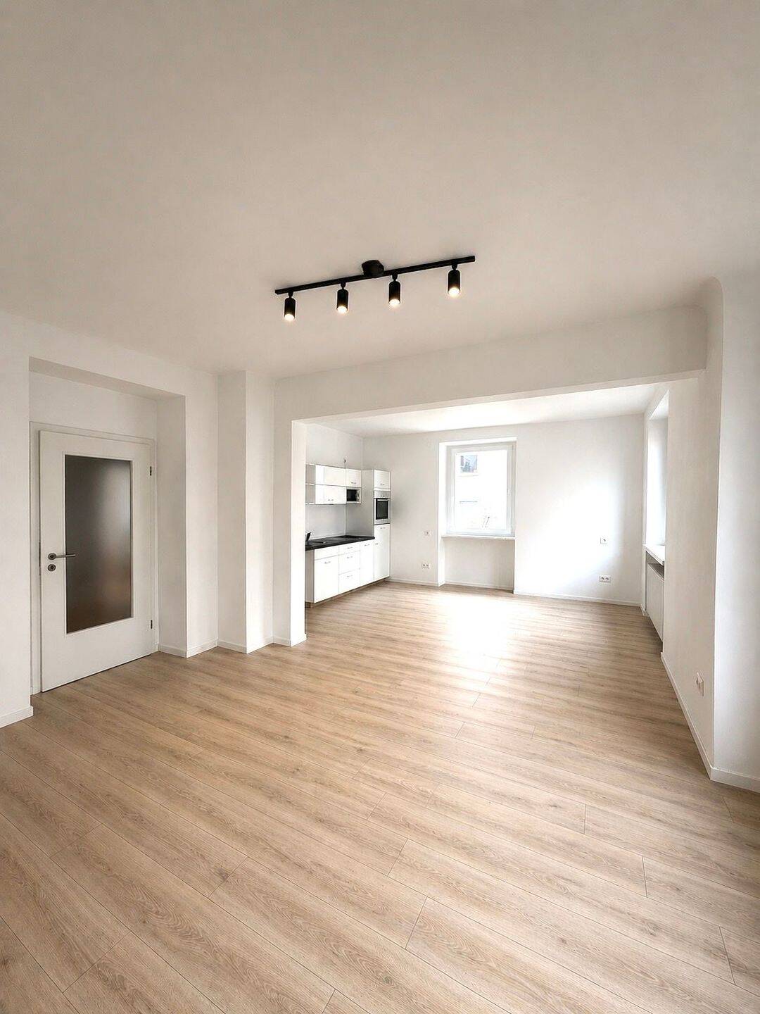 Ankommen, einziehen und wohlfühlen – hochwertig sanierte 2-Zimmer-Wohnung in Bestlage inkl. Stellplatz, Garage und Küche, 90489 Nürnberg (Gärten bei Wöhrd Rennweg Veilhof Wöhrd)