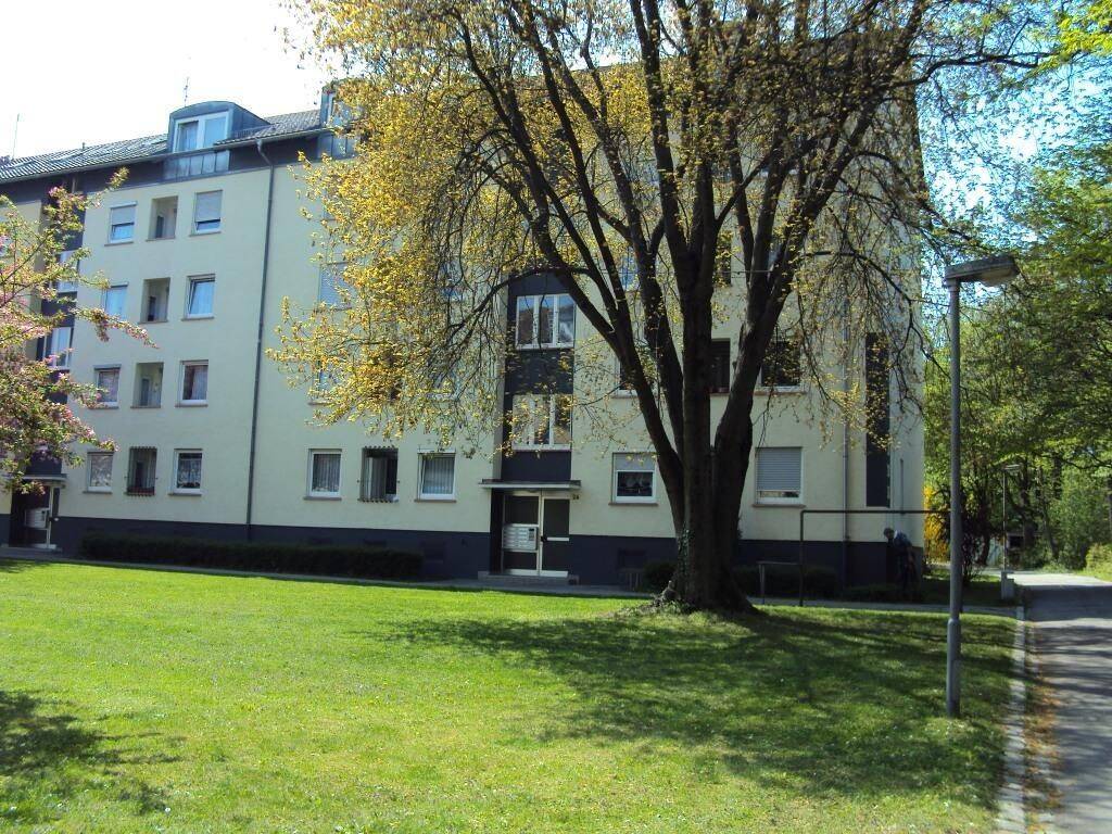 Großzügige 3 Zimmer Dachgeschoss Wohnung, 70376 Stuttgart (Bad Cannstatt Burgholzhof Münster Zuffenhausen)
