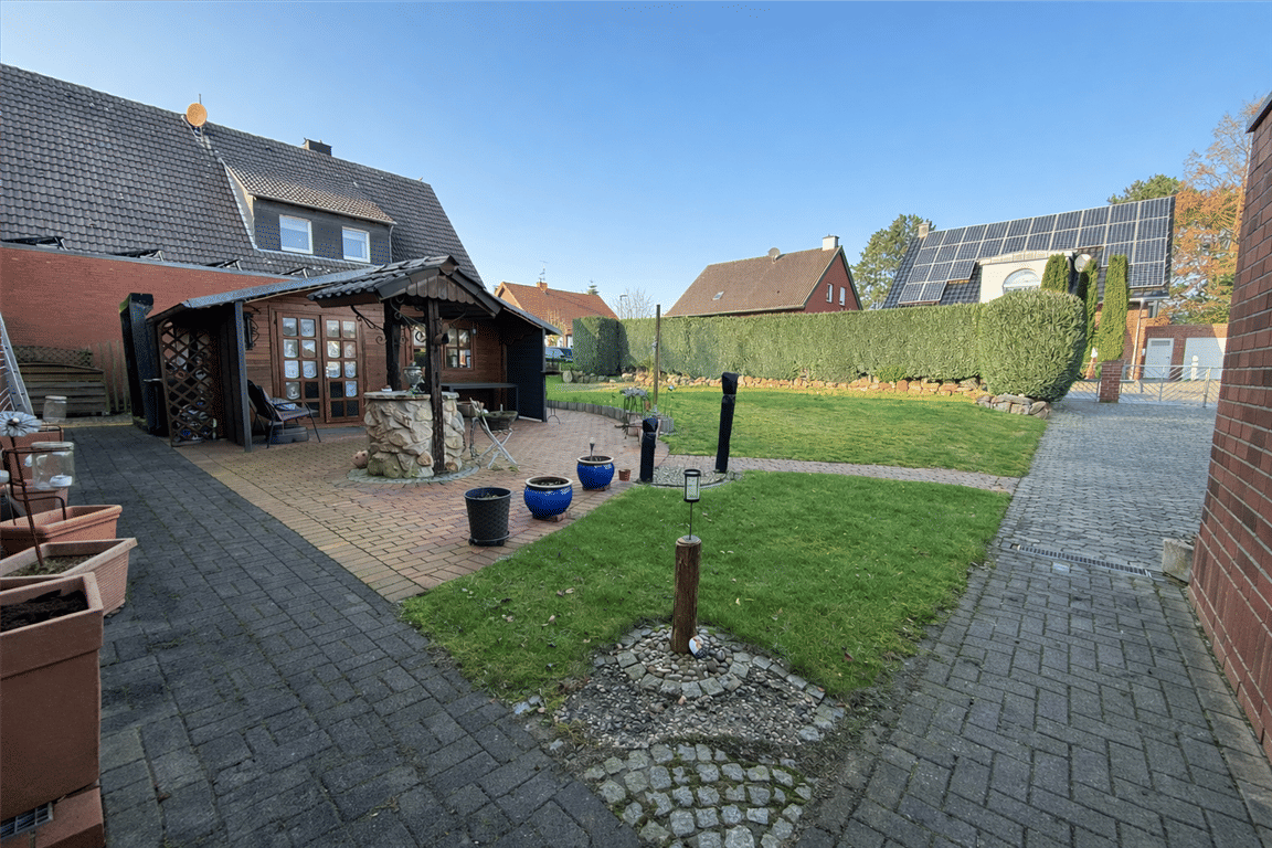 Einfamilienhaus mit großem Grundstück, zwei Garagen und vielseitigem Platzangebot in Hörstel-Riesenbeck, 48477 Hörstel