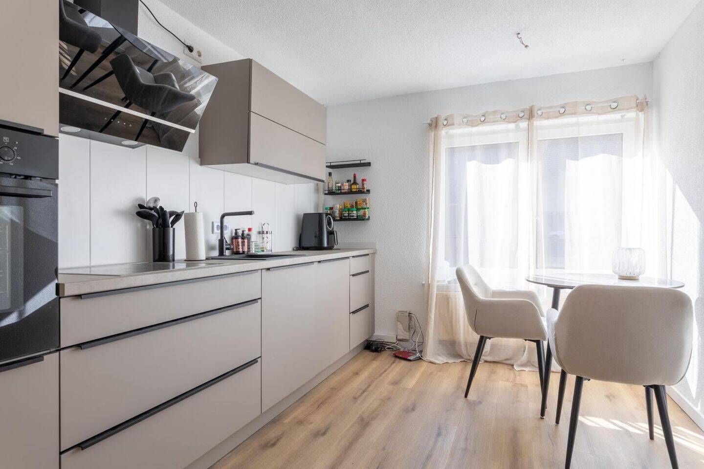 Helle, frisch renovierte 2,5-Zimmer-Wohnung + Loggia, Hobbyraum & Gartenmitbenutzung, 79801 Hohentengen am Hochrhein