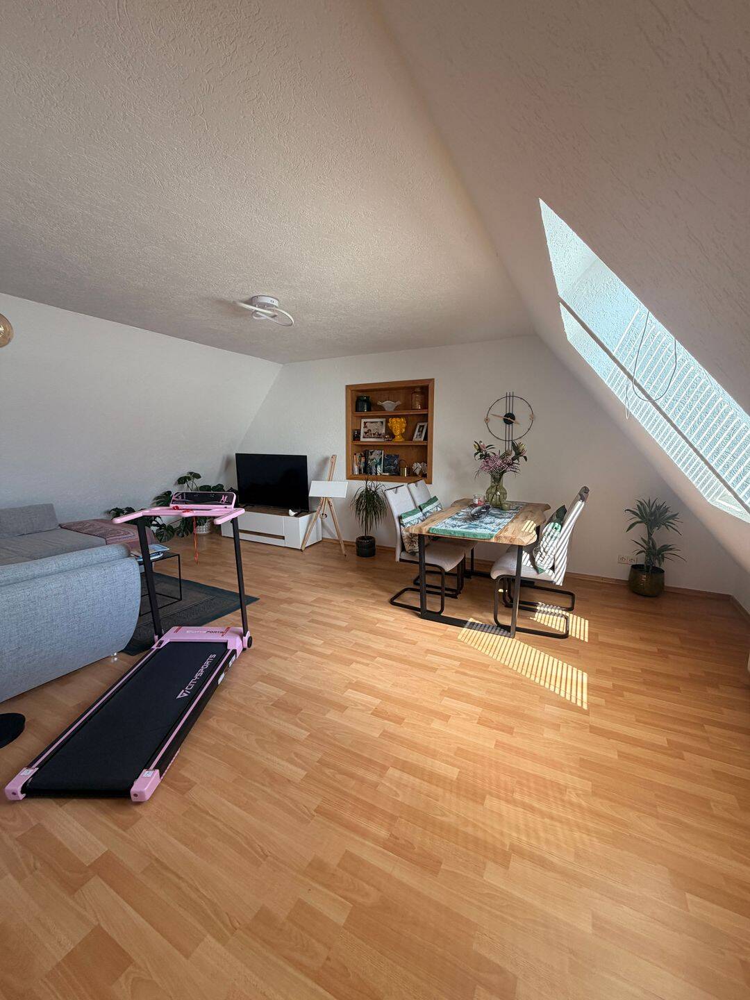 Charmante Dachgeschosswohnung mit Schlaf- und Arbeitsbereich nahe U2 Feldmoching- Nachmieter gesucht, 80995 München (Allach-Untermenzing Feldmoching-Hasenbergl Moosach)