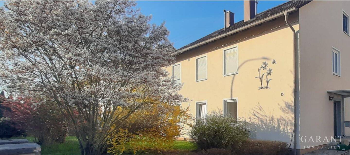 Charmante Dachgeschosswohnung mit Doppelgarage in Bissingen, 86657 Bissingen