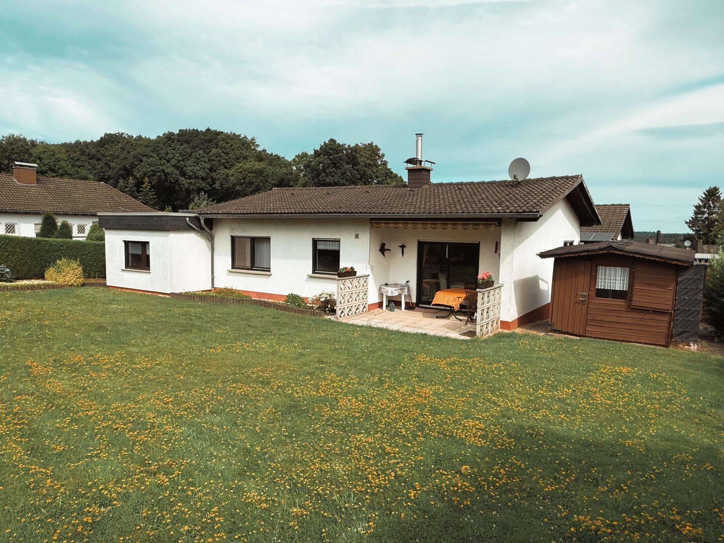 Charmanter Bungalow mit Garage und großzügigem Grundstück in Steimel, 57614 Steimel