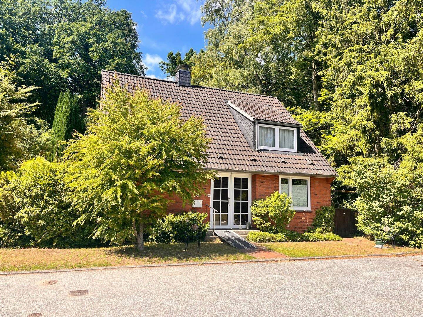 Einfamilienhaus mit Garage in Sackgassenlage direkt am Waldgebiet Riesebusch in bevorzugter Wohnlage von 23611 Bad Schwartau, 23611 Bad Schwartau